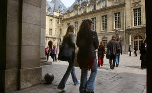 Des étudiants dans la cour de la Sorbonne à Paris