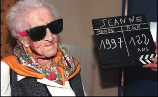 Jeanne Calment, la doyenne arlésienne de l'humanité, pose pour les photographes dans sa maison de retraite, le 20 février 1997 à Arles, à la veille de son 122ème anniversaire