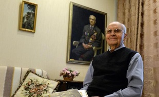 Ivan Martynouchkine, 91 ans, partage ses souvenirs de guerre chez lui à Moscou, le 23 janvier 2015, près de 70 ans après la libération d'Auschwitz