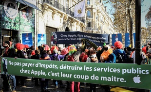 Des militants d'Attac ont manifesté dimanche 18 novembre 2018 lors de l'inauguration de l'Apple Store sur les Champs-Elysées à Paris.