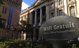 Le square de Gaulle, une des zones connectées en Wi-Fi public à Toulouse.
