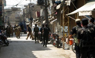 L'explosion d'une bombe lors du passage d'un convoi militaire a causé la mort d'au moins 20 soldats et en a blessé 30 autres dimanche, dans le nord-ouest du Pakistan.