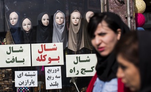 Des Iraniennes passent devant un magasin de hijab, à Téhéran, le 24 février 2016.