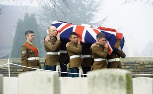 En 2014, des soldats écossais enterraient un soldat mort durant la Première Guerre mondiale à Loos-en-Gohelle.