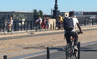 La traversée du pont de Pierre est réservée aux cyclistes, piétons, bus et tramways jusqu'à au moins fin septembre