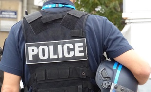 Le 6 octobre 2014. Illustration d'un policier en intervention boulevard de la Croix-Rousse à Lyon.