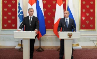 Le président en exercice de l'OSCE, le Suisse Didier Burkhalter (g), et le président russe Vladimir Poutine au Kremlin à Moscou le 7 mai 2014