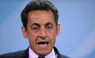 La cote de popularité de Nicolas Sarkozy a baissé d'un point en janvier par rapport à décembre, à 36%, mais cette désaffection ne profite pas à l'opposition, dont la perte de crédibilité se confirme, selon le tableau de bord Paris Match/Ifop rendu public mardi.