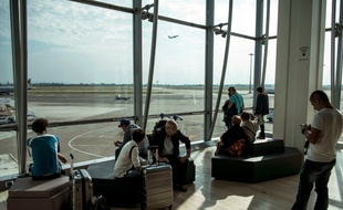 Des passagers dans la salle d'attente de l'aéroport Lyon Saint-Exupéry le 15 septembre 2014