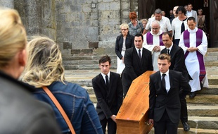 Plusieurs centaines de personnes ont rendu un dernier hommage émouvant jeudi au Mans à l'ex-juge Lambert