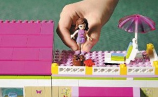 Lego tente d'ouvrir aux filles l'univers de la construction associé aux garçons.