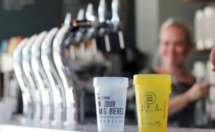 La ville de Rennes est en passe d'interdire les gobelets en plastique jetables. La solution pour les bars est d'investir dans des verres réutilisables. Ici au bistrot Les Grands Gamins.