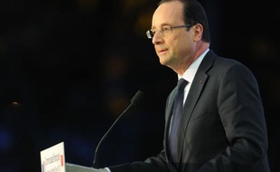 Le président François Hollande a promis lundi les "meilleurs" entraînement, équipements et renseignement pour les armées, en recevant officiellement le Livre blanc de la défense.
