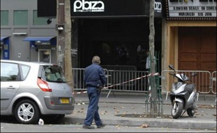 Une fusillade entre malfaiteurs et policiers a éclaté dimanche peu après 5H00 à Paris devant le Plaza Madeleine, un établissement de nuit du VIIIe arrondissement, au cours de laquelle une jeune femme, dont la vie n'est pas en danger, a été blessée dans le dos, a-t-on appris de source policière.