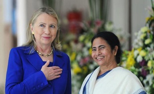 La secrétaire d'Etat américaine, Hillary Clinton, a appelé lundi l'Inde à réduire davantage ses importations de pétrole iranien, voulant obtenir de New Delhi un soutien dans son entreprise d'isolement de la république islamique.
