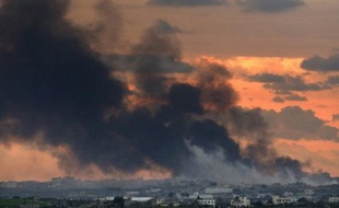 Sur le terrain, l'armée israélienne a resserré son étau sur la ville de Gaza où des familles ont fui des quartiers périphériques touchés par des combats meurtriers, qui faisaient également rage dans le nord du territoire contrôlé par le mouvement islamiste Hamas.
