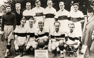 L'équipe de l'Olympique lillois, championne de France de football professionnel, en 1933, avec son buteur Georges Winckelmans (au premier rang, à droite) et le capitaine Georges Beaucourt (debout, 5e en partant de la gauche).