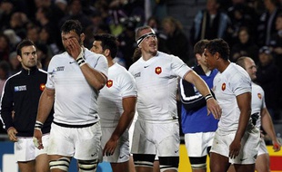 Les joueurs de l'équipe de France de rugby après leur défaite contre la Nouvelle-Zélande, le 24 septembre 2011 à Auckland.
