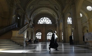 Un avocat circule dans les couloirs du Palais de Justice, le 6 mars 2015 à Paris