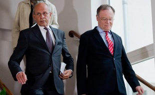 Berthold Huber, vice-président du conseil de surveillance de Volkswagen (g) et le chef du gouvernement de l'Etat régional de Basse-Saxe, Stephan Weil, le 25 avril 2015 à Hanovre