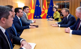 Le président du Conseil européen, Donald Tusk (2e à droite) s'entretient avec le premier ministre de Macédoine du Nord, Zoran Zaev (3e à gauche), à Bruxelles le 16 octobre 2019.