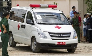 Une ambulance arrive dans un hôpital à Hanoï transportant des victimes du crash d'un hélicoptère militaire, le 7 juillet 2014