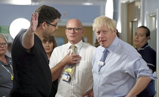 Boris Johnson malmené lors d'une visite dans un hôpital