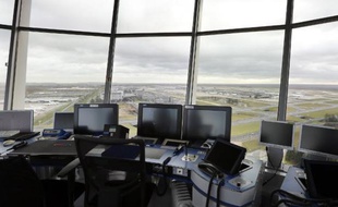 A l'intérieur de la tour de contrôle de Roissy-Charles de Gaulle, près de Paris, le 27 décembre 2012