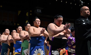 Des lutteurs de sumo participent à une cérémonie au sanctuaire Yasukuni, à Tokyo, le 15 avril 2019.