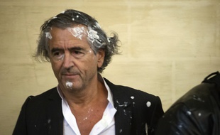 Bernard-Henry Lévy a été victime de l'entarteur belge Noël Godin, à Namur le 30 mai 2015.