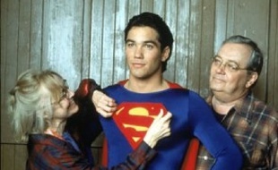 K Callan, Dean Cain et Eddie Jones (de g. à dr.) dans la série « Loïs et Clark »