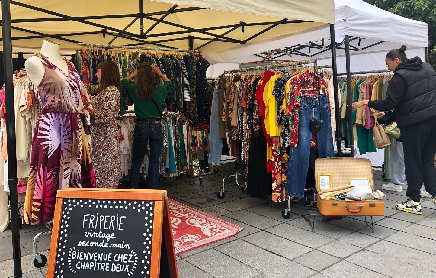 Le marché de la fripe est installé rue des Petits-Murs, en plein centre-ville de Nantes