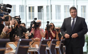 Le ministre de l'Economie Sigmar Gabriel arrive à sa conférence de presse, le 14 octobre 2014 à Berlin