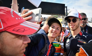 Pierre Gasly et des fans lors du GP de France au Castellet.