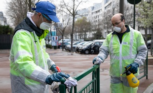 Des agents municipaux désinfectent le mobilier urbain à Suresnes, dans les Hauts-de-Seine (Illustration)