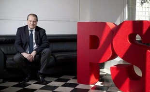 Le premier secrétaire Jean-Christophe Cambadélis devant le logo du PS le 16 mai 2014 au siège du parti à Paris