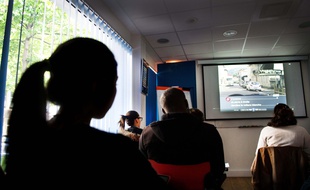 Photo d'illustration d'une leçon de code dans une auto-école.