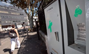 Marseille dispose actuellement de distributeur de seringues accessibles dans la rue.