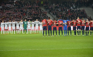 Les joueurs de Lille et de Rennes observent une minute de silence le 15 mars 2015.