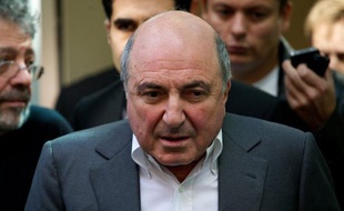 Le milliardaire russe Boris Berezovski est décédé samedi en Angleterre, a annoncé à l'AFP son porte-parole, Tim Bell, affirmant avoir appris la nouvelle par l'avocat de l'oligarque.