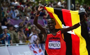 L'Ougandais Stephen Kiprotich a remporté à 23 ans le marathon des JO-2012, dernière épreuve d'athlétisme de la quinzaine olympique, en bouclant les 42,195 km en 2 h 08 min 01 sec, dimanche.