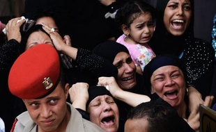 Des funérailles militaires ont eu lieu mardi au Caire pour les 16 gardes-frontières tués dimanche près de la frontière avec Israël par un commando qui s'est ensuite infiltré en Israël où il a été neutralisé.