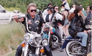 Johnny Hallyday sur son Harley Davidson et ses couleurs Desperados.