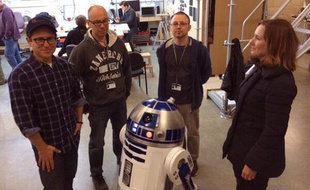 Photo sur le tournage de Star Wars VII avec JJ Abrams et R2D2