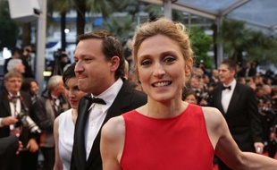 Le parquet de Nanterre (Hauts-de-Seine) a ouvert une enquête après la publication le 17 janvier dans Closer d'une photo de l'actrice Julie Gayet au volant de sa voiture, une semaine après les révélations du magazine sur sa liaison avec François Hollande, a annoncé mardi le procureur Robert Gelli.