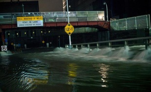 Montée des eaux record, inondations spectaculaires et une bonne moitié de Manhattan plongée dans le noir et le silence: New York a vécu des heures particulièrement difficiles dans la nuit de lundi à mardi, au passage du cyclone Sandy qui a fait cinq morts dans l'Etat.