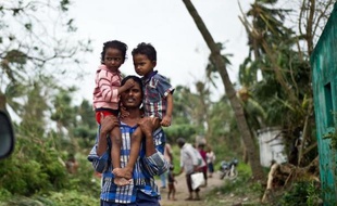 Le cyclone Phailin, le plus violent à frapper l'Inde depuis 14 ans, a fait au moins 14 morts selon un bilan provisoire publié dimanche, sans doute limité par le vaste mouvement d'évacuation de plus d'un million de personnes avant l'arrivée de la tempête.