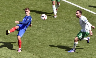 L'attaquant de l'équipe de France Antoine Griezmann contre l'Irlande, le 26 juin 2016, à Lyon.
