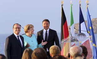 François Hollande, Angela Merkel et Matteo Renzi sur le pont du porte-aéronefs «Giuseppe Garibaldi», le 22 août 2016.