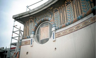 Sur la terrasse, on découvre des mosaïques qui recouvriront les façades du cinéma rénové.
